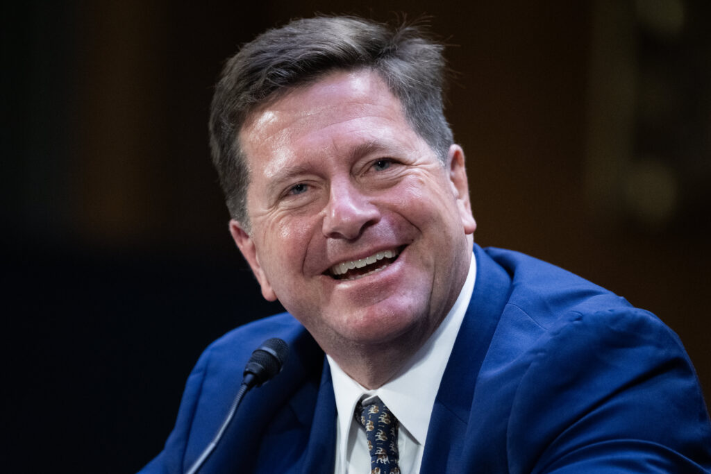 Trump nombra al Director de Inteligencia Nacional Jay Clayton como zar de la IA: informa WSJ