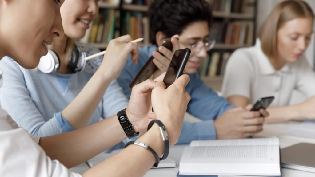 Así ven los adolescentes la inteligencia artificial: una aliada para aprender, con espíritu crítico
